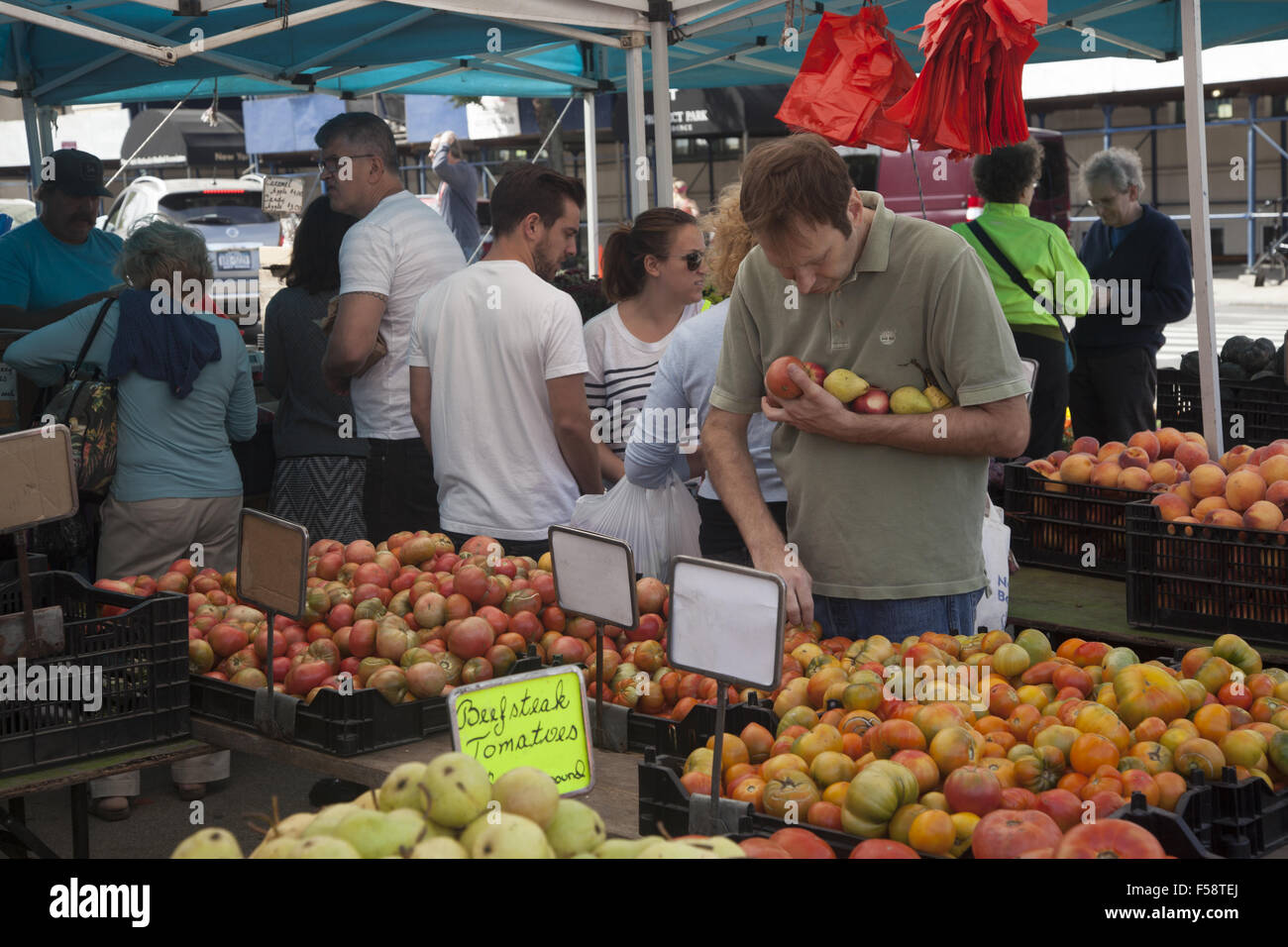 À l'automne, les pommes et les poires sont en abondance au Grand Army Plaza Farmers Market à Park Slope, Brooklyn, New York. Banque D'Images À l'automne, les pommes et les poires sont en abondance au Grand Army Plaza Farmers Market à Park Slope, Brooklyn, New York. Banque D'Images