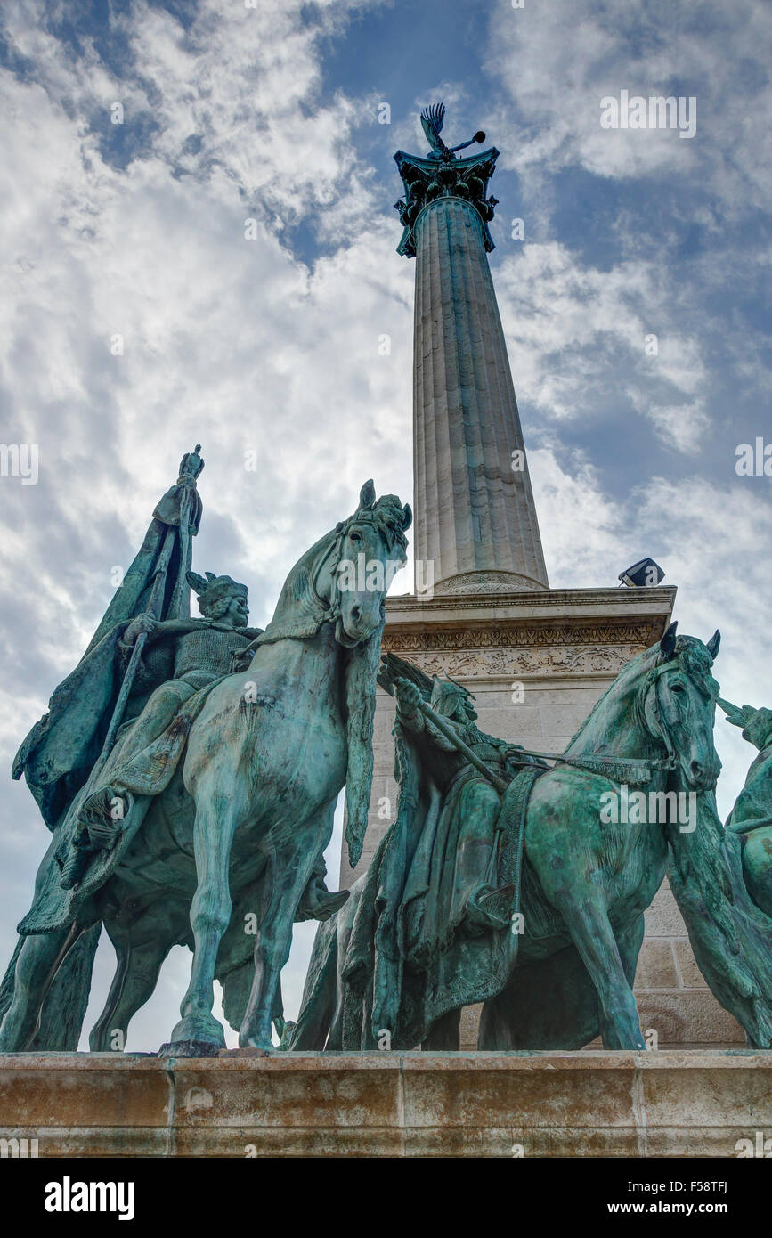 Place des Héros de Budapest, avec les sept chefs de la colonne des statues et des Magyars. En outre, la Tombe du Soldat inconnu. Banque D'Images