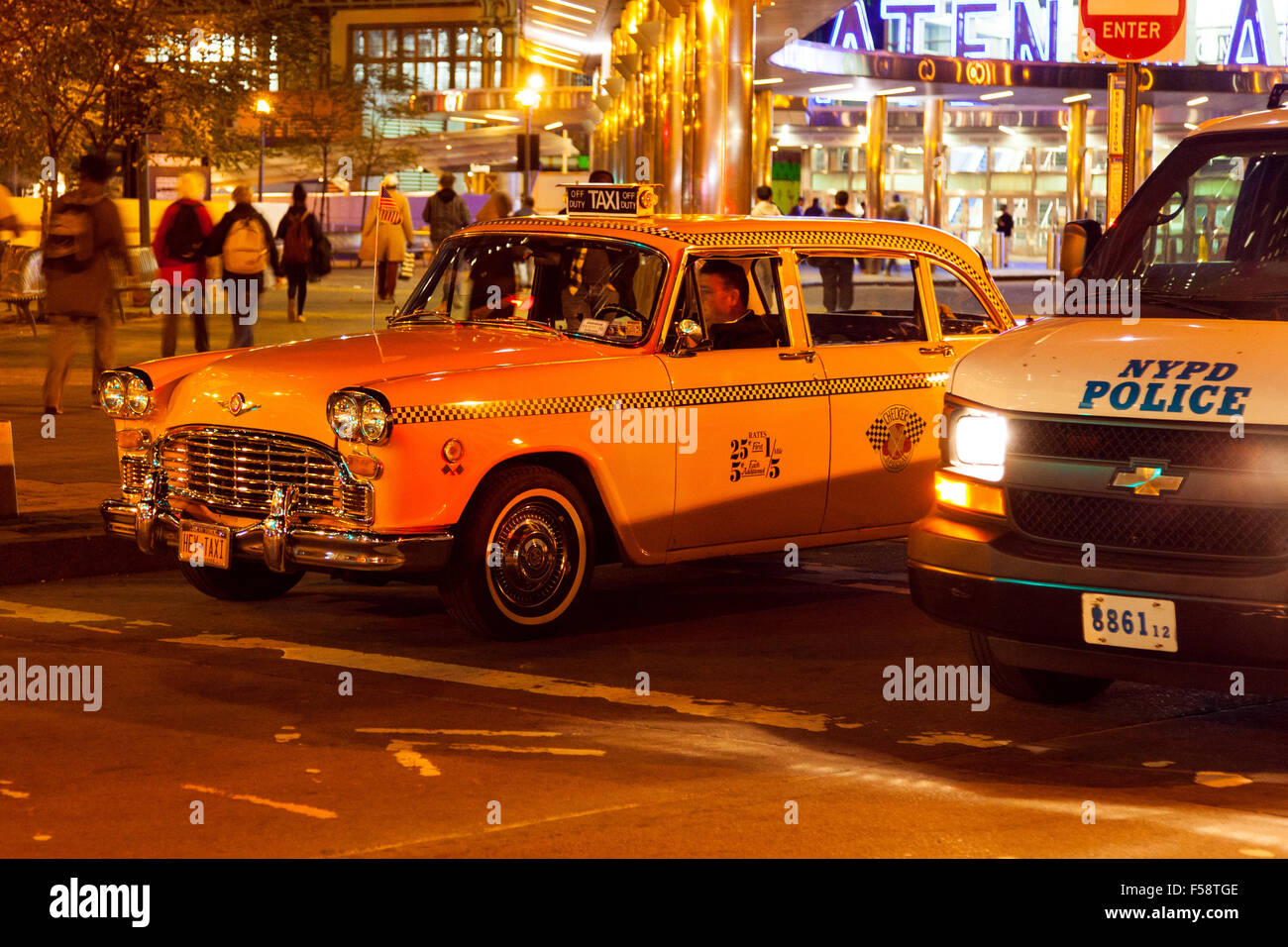Old yellow taxi cab, South Ferry , Manhattan, New York City, États-Unis d'Amérique. Banque D'Images