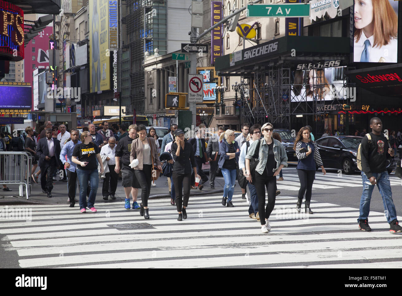 Les gens traversent la 7e avenue le long de la 42e st dans le quartier de Times Square à Midtown Manhattan, New York. Banque D'Images Les gens traversent la 7e avenue le long de la 42e st dans le quartier de Times Square à Midtown Manhattan, New York. Banque D'Images