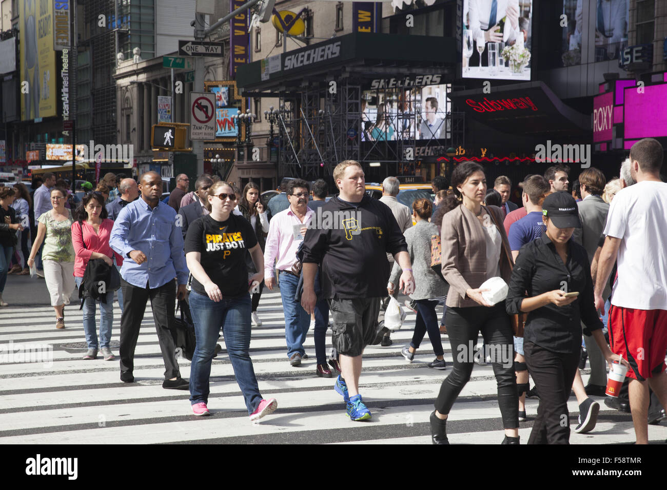 Les gens traversent la 7e avenue le long de la 42e st dans le quartier de Times Square à Midtown Manhattan, New York. Banque D'Images Les gens traversent la 7e avenue le long de la 42e st dans le quartier de Times Square à Midtown Manhattan, New York. Banque D'Images
