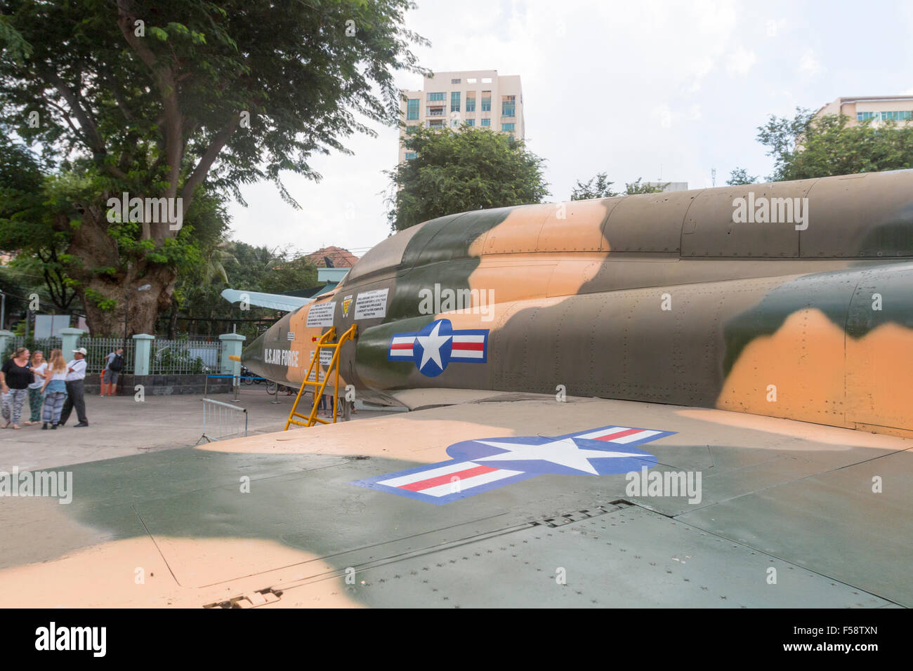 Musée des débris de guerre à Ho Chi Minh Ville (anciennement Saigon) avec avion américain,Vietnam Banque D'Images