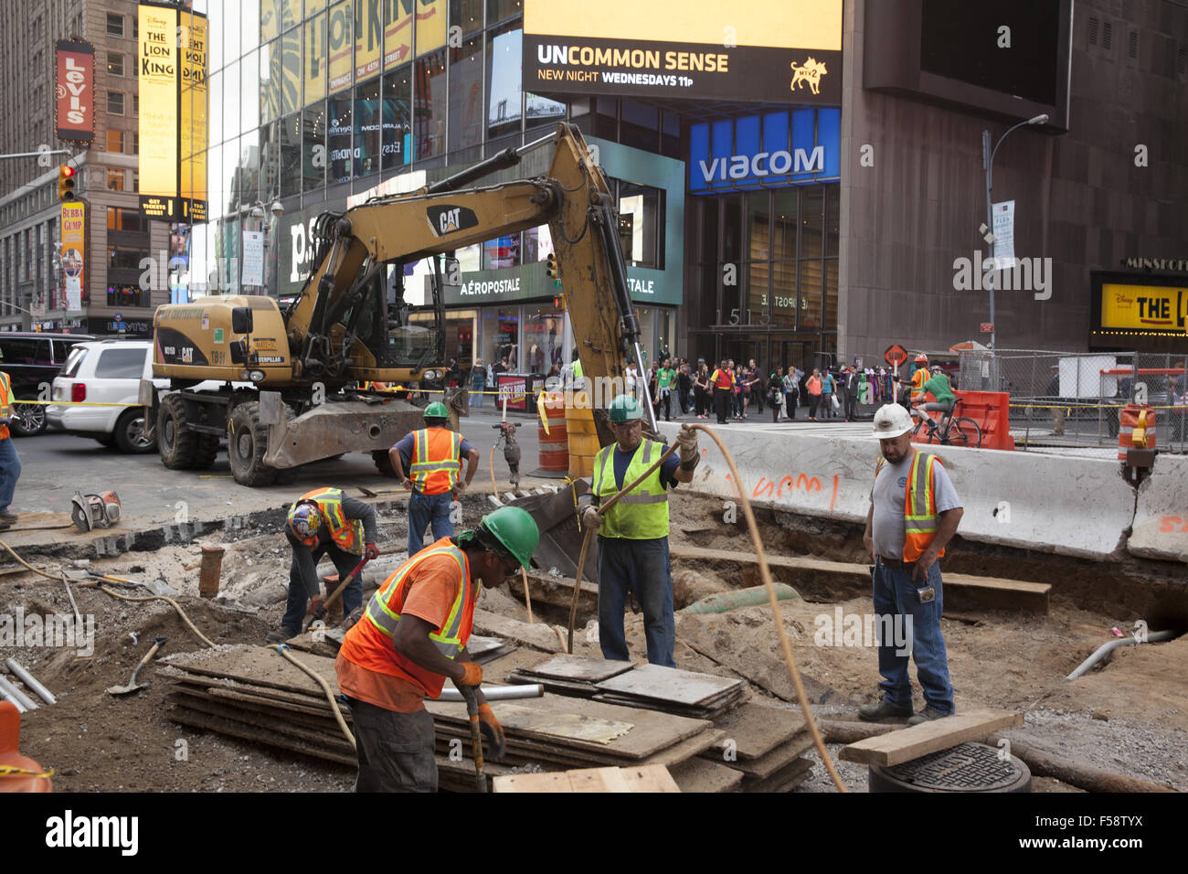 Les principales réparations aller le long de la rue avec la vie quotidienne toujours serré sur la 7e Avenue. dans le quartier de Times Square Manhattan. Banque D'Images