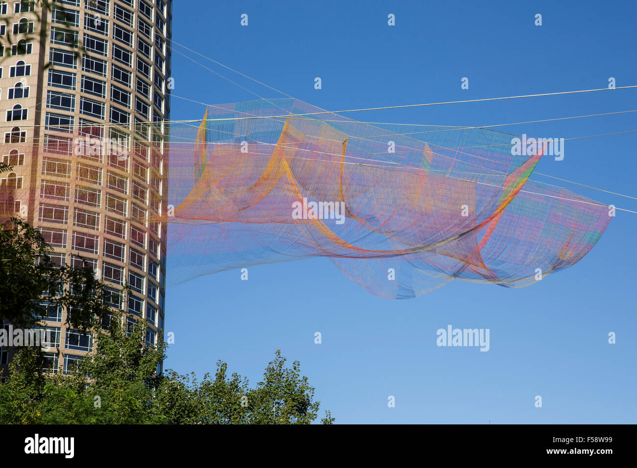 Aériennes par Janet Echelman suspendues au-dessus de Boston downtown district contre un ciel bleu. Banque D'Images