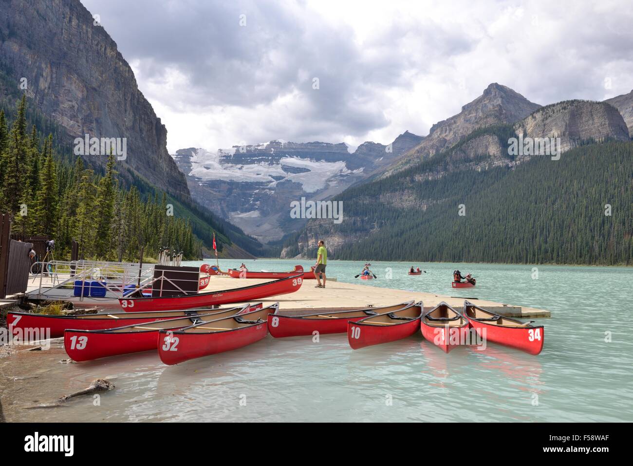 Location de canoës à Lake Louise, dans le parc national Banff, Alberta, Canada Banque D'Images