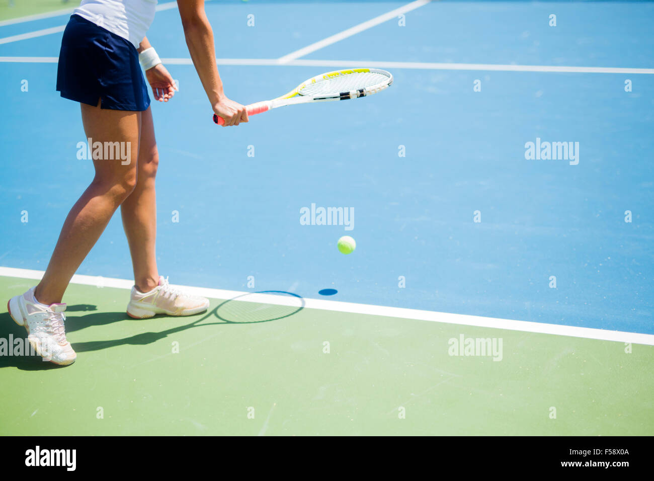 Belle tennis player desservant piscine Banque D'Images