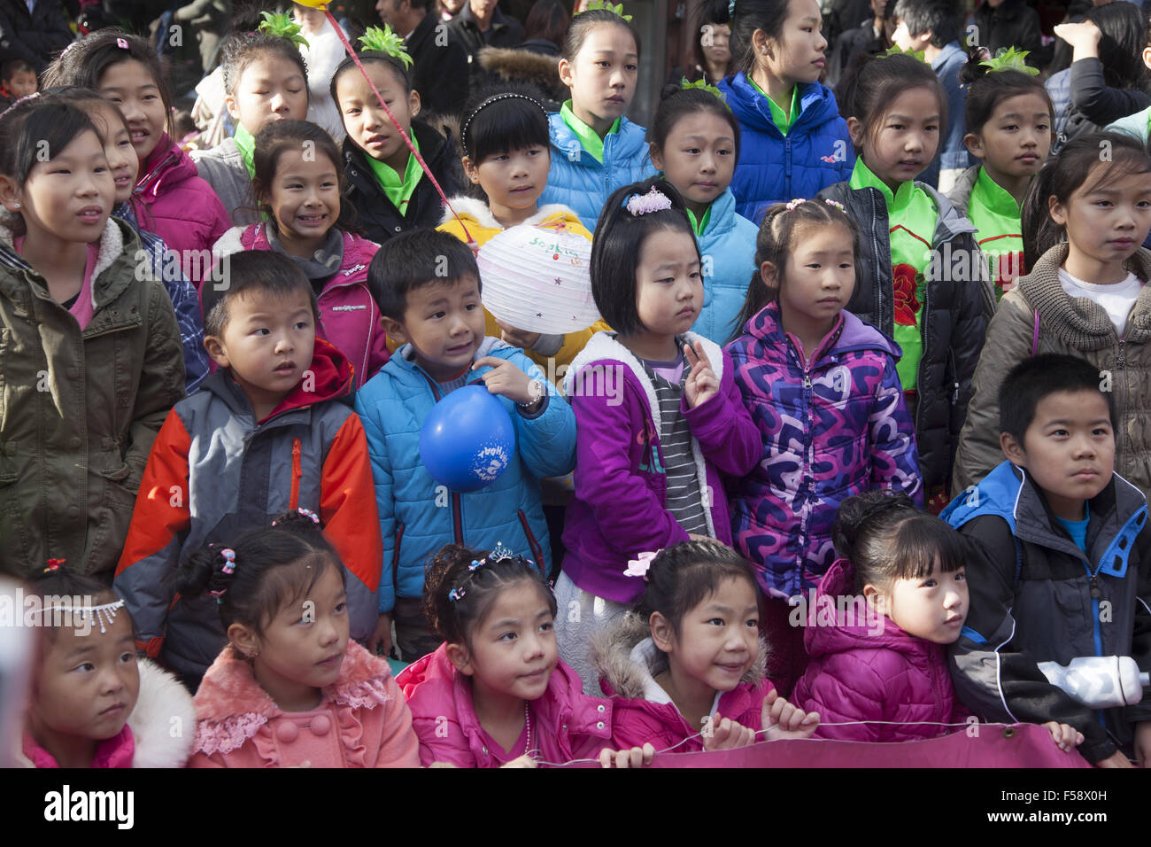 Des enfants des écoles locales participent à la fête d'automne et de la lanterne chinoise dans le quartier Chinatown de Parade de Brooklyn, N Banque D'Images