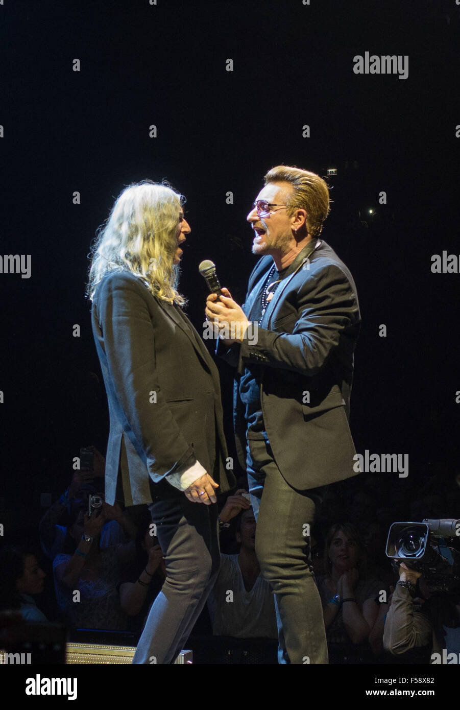 Londres, Royaume-Uni. 29 octobre, 2015. U2 avec guest Patti Smith au London O2 sur l'innocence et de l'expérience guidée Crédit : David Pearson/Alamy Live News Banque D'Images