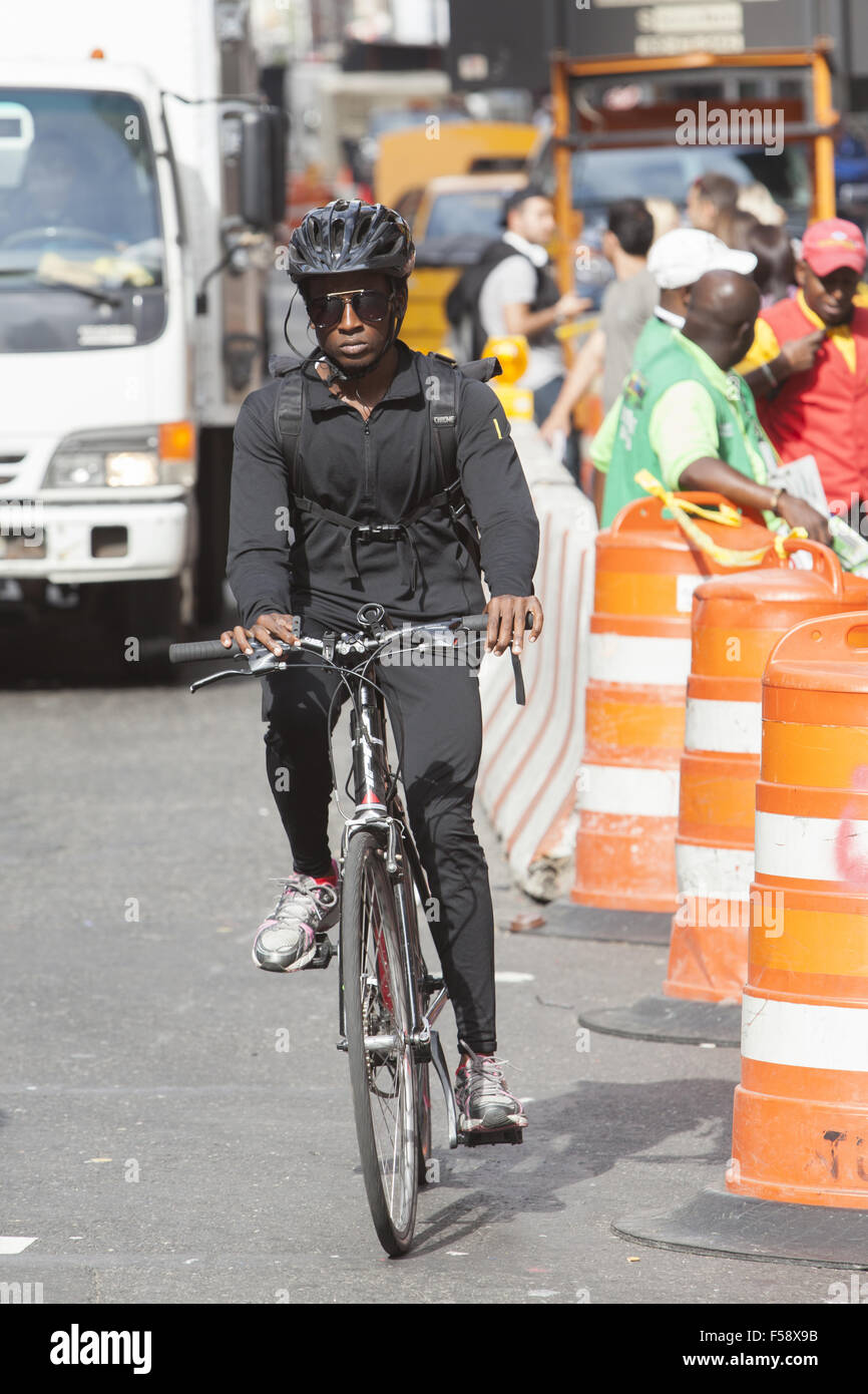 L'homme monte un vélo de Citi sur la 7e Avenue à Times Square, New York. Banque D'Images