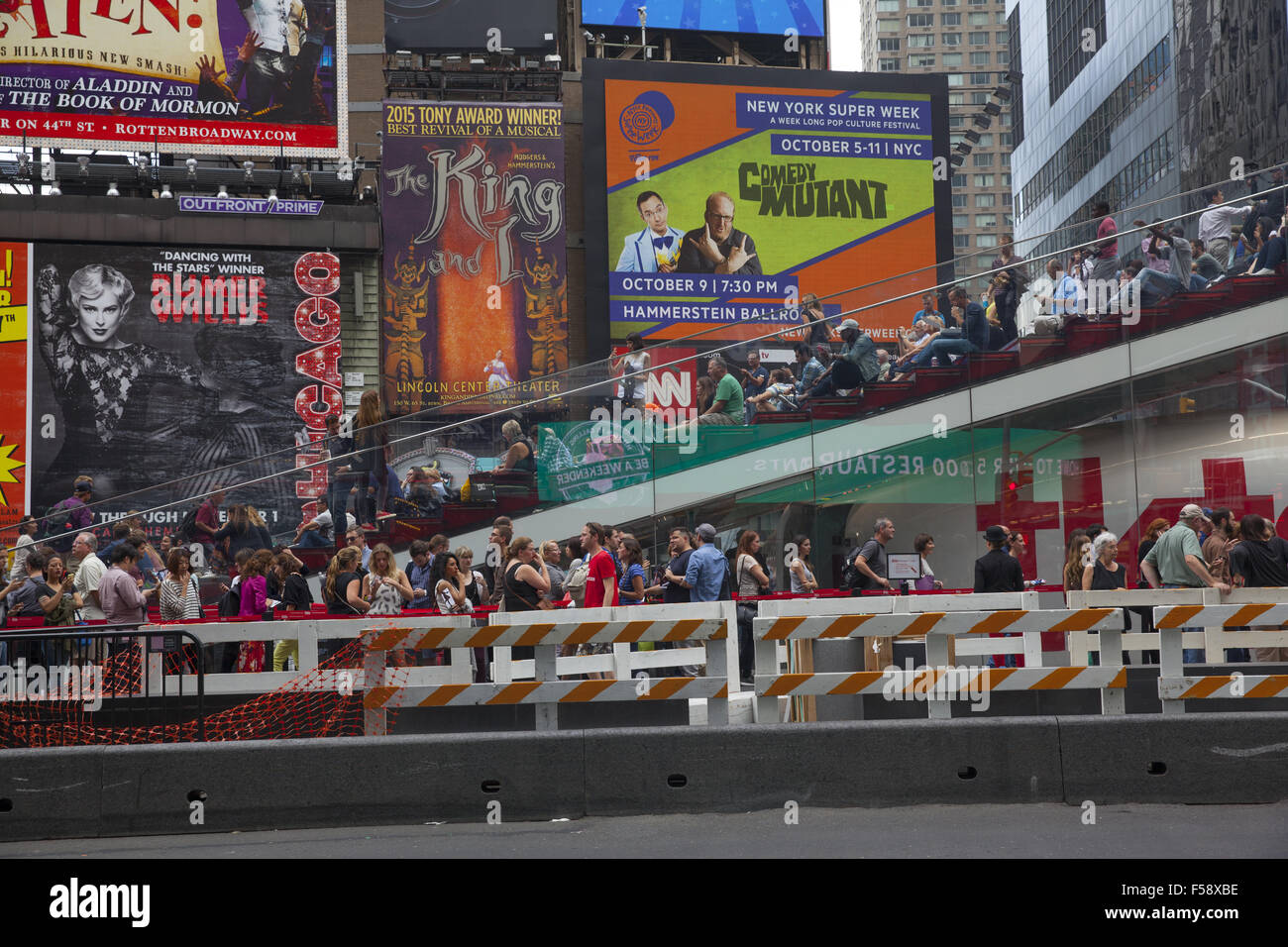 Les gens se sont alignés pour votre achat de billets de théâtre dans le quartier des théâtres de Times Square le plus grand centre touristique de la ville de New York. Banque D'Images