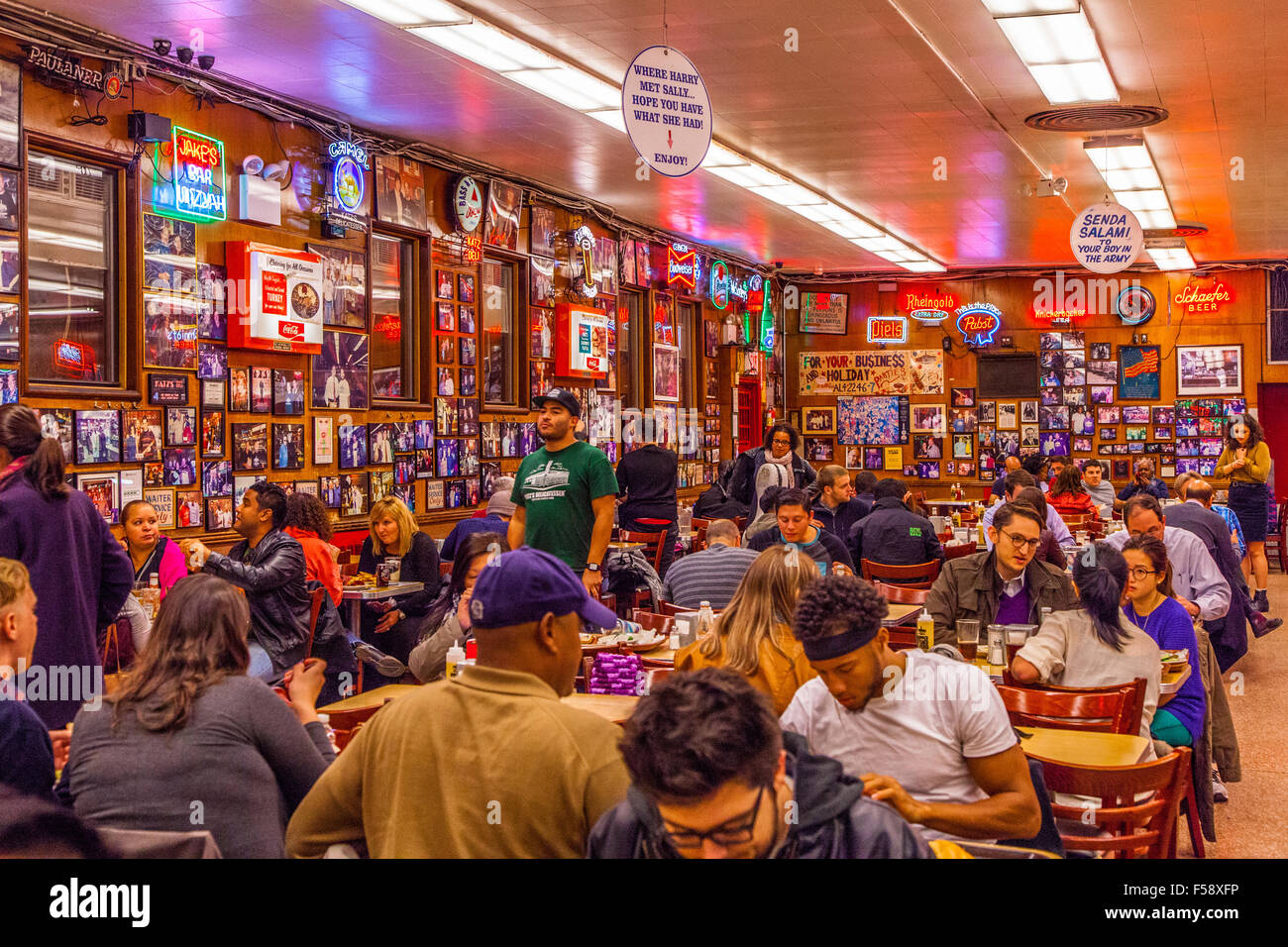 Katz's Deli, Traiteur un diner dans le Lower East Side, New York City, États-Unis d'Amérique. Banque D'Images