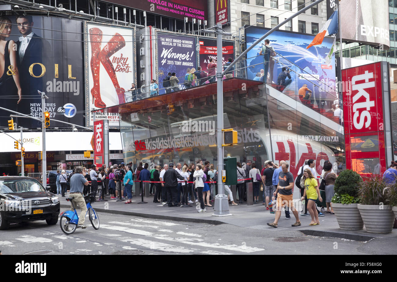 Les gens se sont alignés pour votre achat de billets de théâtre dans le quartier des théâtres de Times Square le plus grand centre touristique de la ville de New York. Banque D'Images