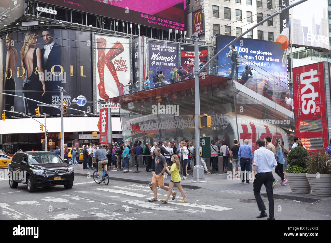 Les gens se sont alignés pour votre achat de billets de théâtre dans le quartier des théâtres de Times Square le plus grand centre touristique de la ville de New York. Banque D'Images