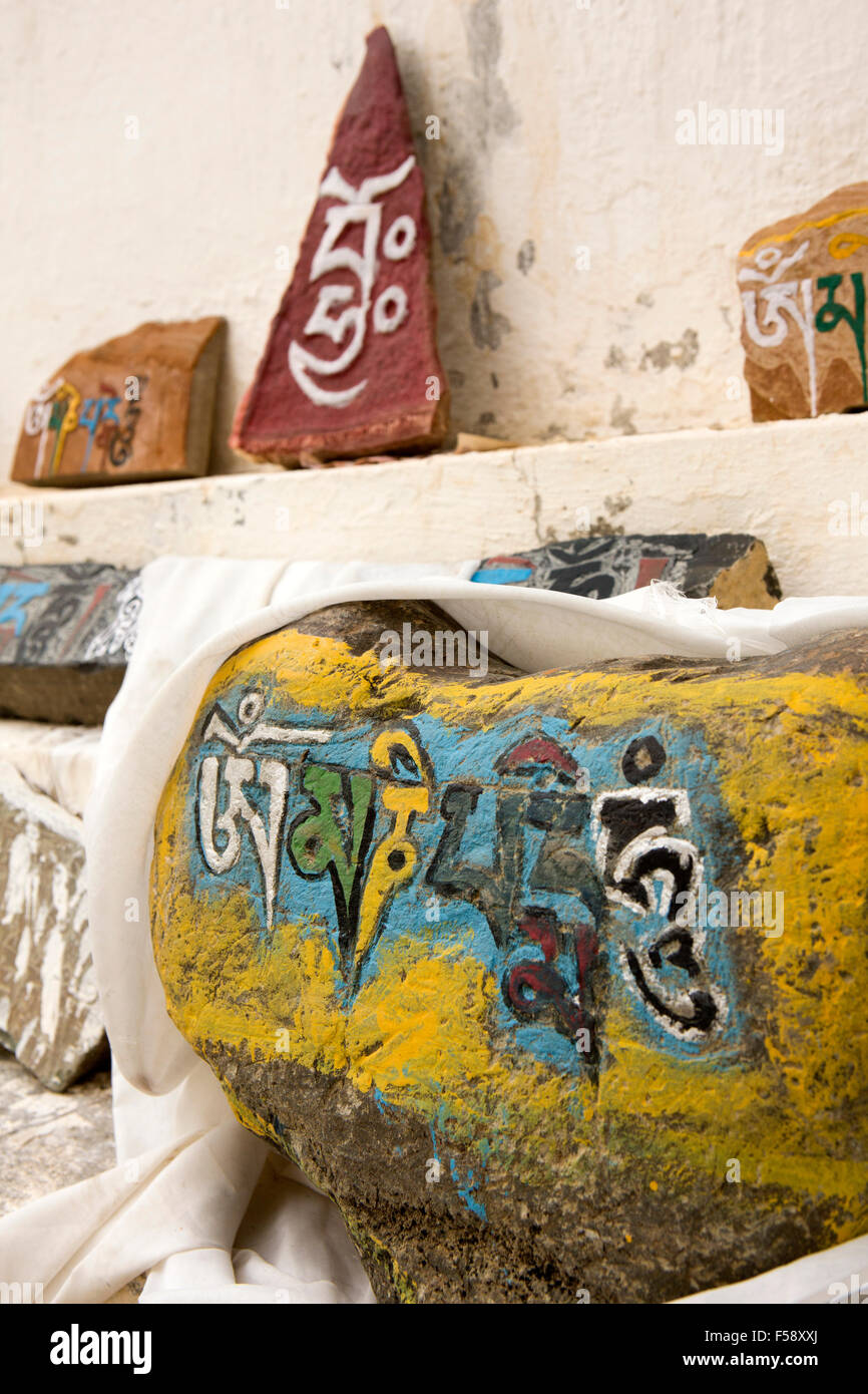 L'Inde, l'Himachal Pradesh, le Spiti Valley village, Losar tibétain mantra gompa, script sur pierres mani Banque D'Images