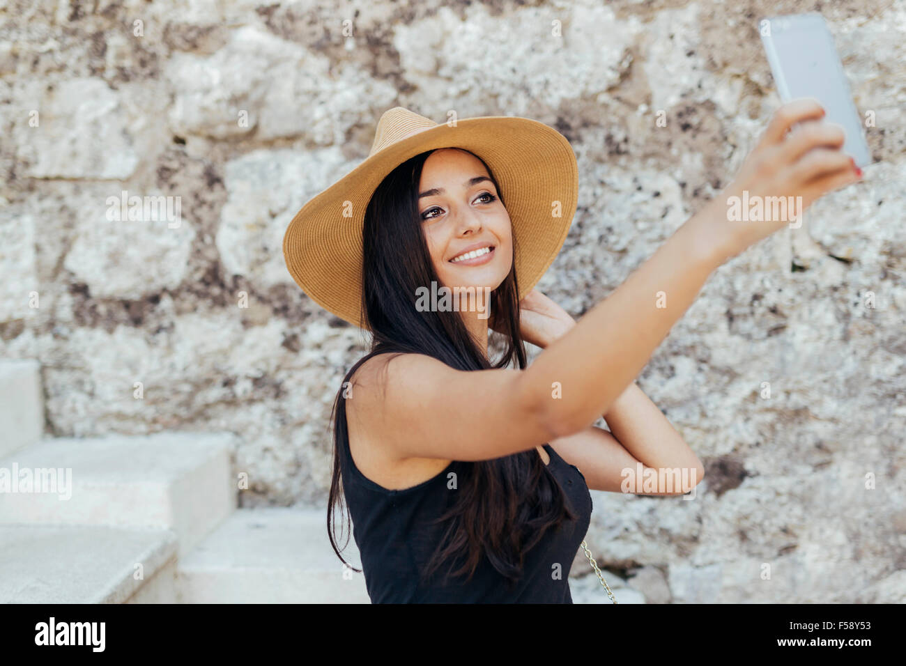 Jolie jeune fille prenant tout en selfies wearing hat Banque D'Images