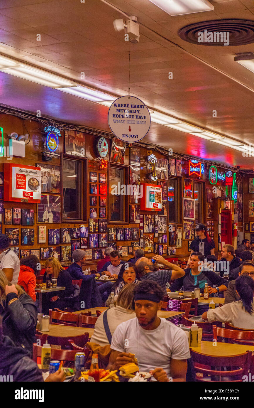 Katz's Deli, Traiteur un diner dans le Lower East Side, New York City, États-Unis d'Amérique. Banque D'Images