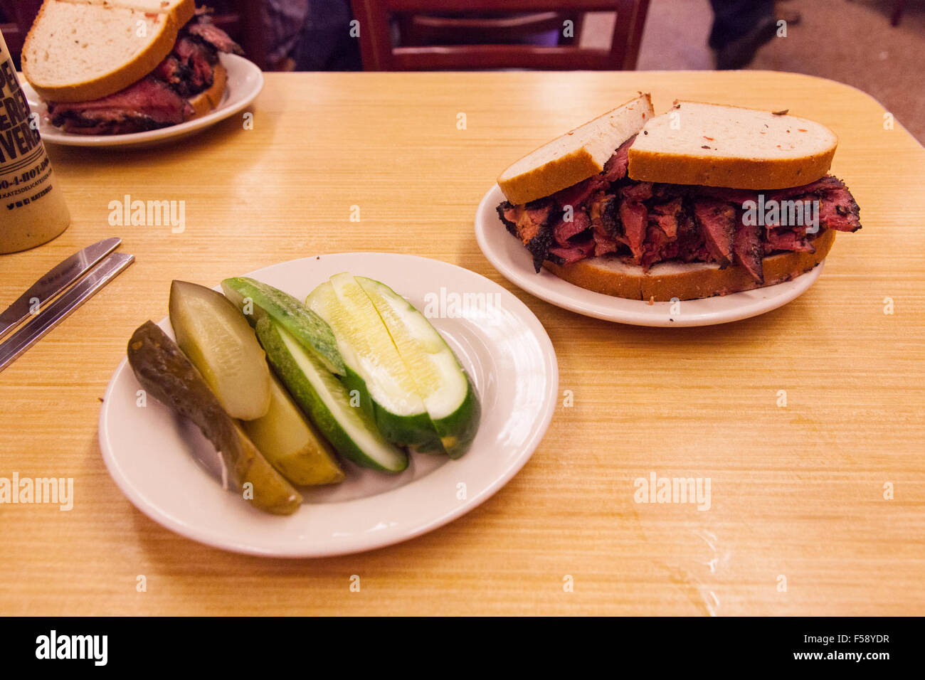 Pastrami de boeuf (sel) sur le pain de seigle sandwich à Katz's Deli, Traiteur un diner dans le Lower East Side, New York City, États-Unis Banque D'Images