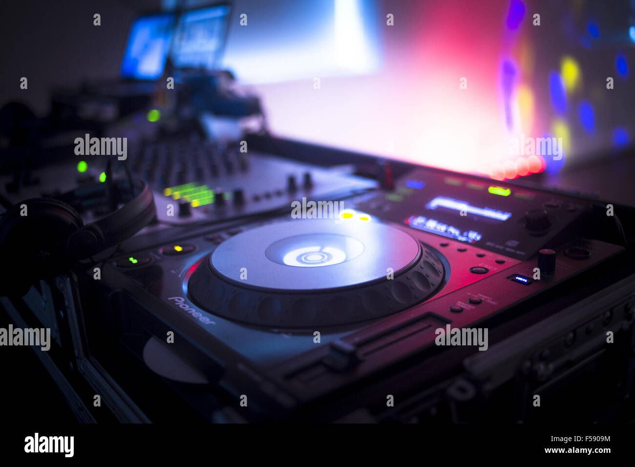 Cd mp4 DJ console de mixage dj Ibiza house music party dans la nuit avec  des lumières de couleur disco Photo Stock - Alamy