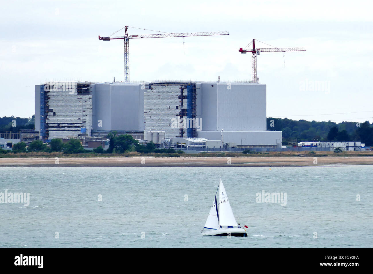 Centrale nucléaire de Bradwell Essex, photographié d'West Mersea, Mersea Island à la recherche de l'autre côté de la rivière Blackwater Banque D'Images