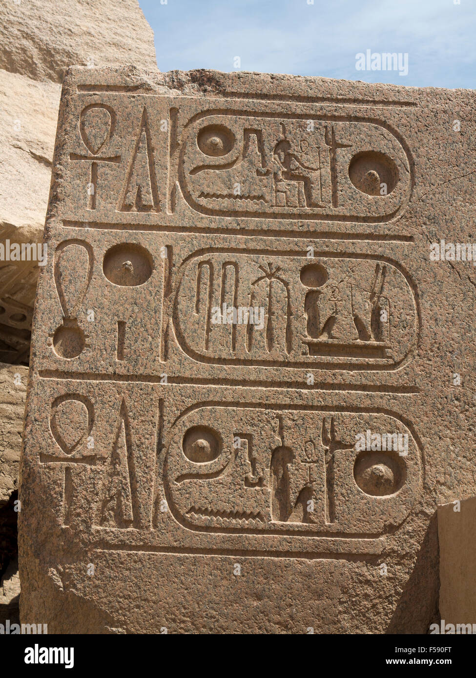 Close up de travail de secours à la Ramesseum, temple funéraire de Ramsès II sur la rive ouest du Nil à Louxor, Egypte Banque D'Images