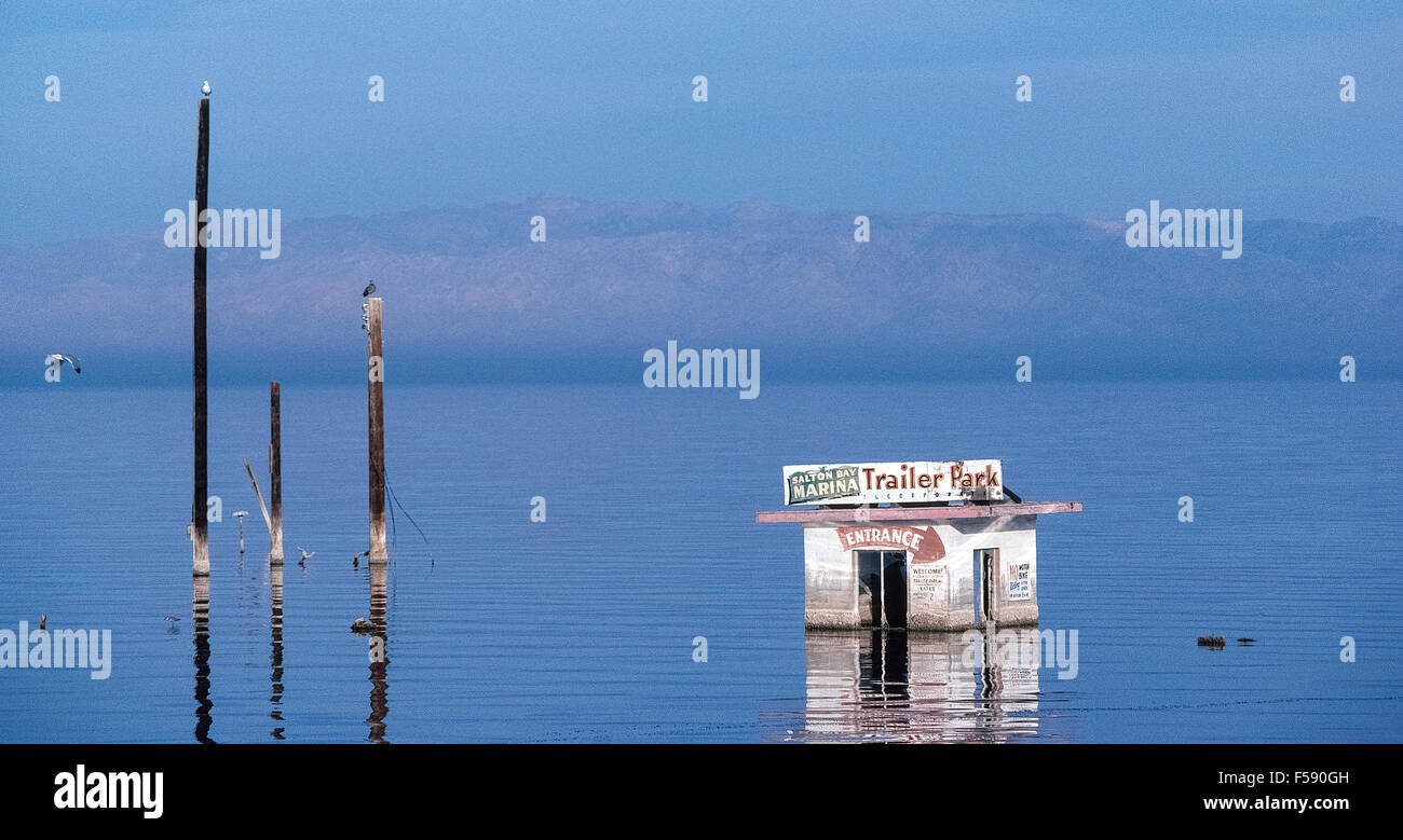 Des bâtiments abandonnés et des entreprises étaient courantes dans les années 70 quand l'eau des tempêtes tropicales ont envahi le lac Salton et les collectivités riveraines autour d'elle dans le sud de la Californie, USA. Une fois que l'état est le plus grand lac, le lac Salton a commencé à s'assécher au début des années 2000 en raison de la sécheresse qui sévit actuellement et de détournement de son approvisionnement en eau pour les communautés dans le comté de San Diego. Comme le lac peu profond recule, ses bas se transforme en poussière toxique dans la région aride et les causes de problèmes respiratoires pour les résidents dans les environs. Banque D'Images