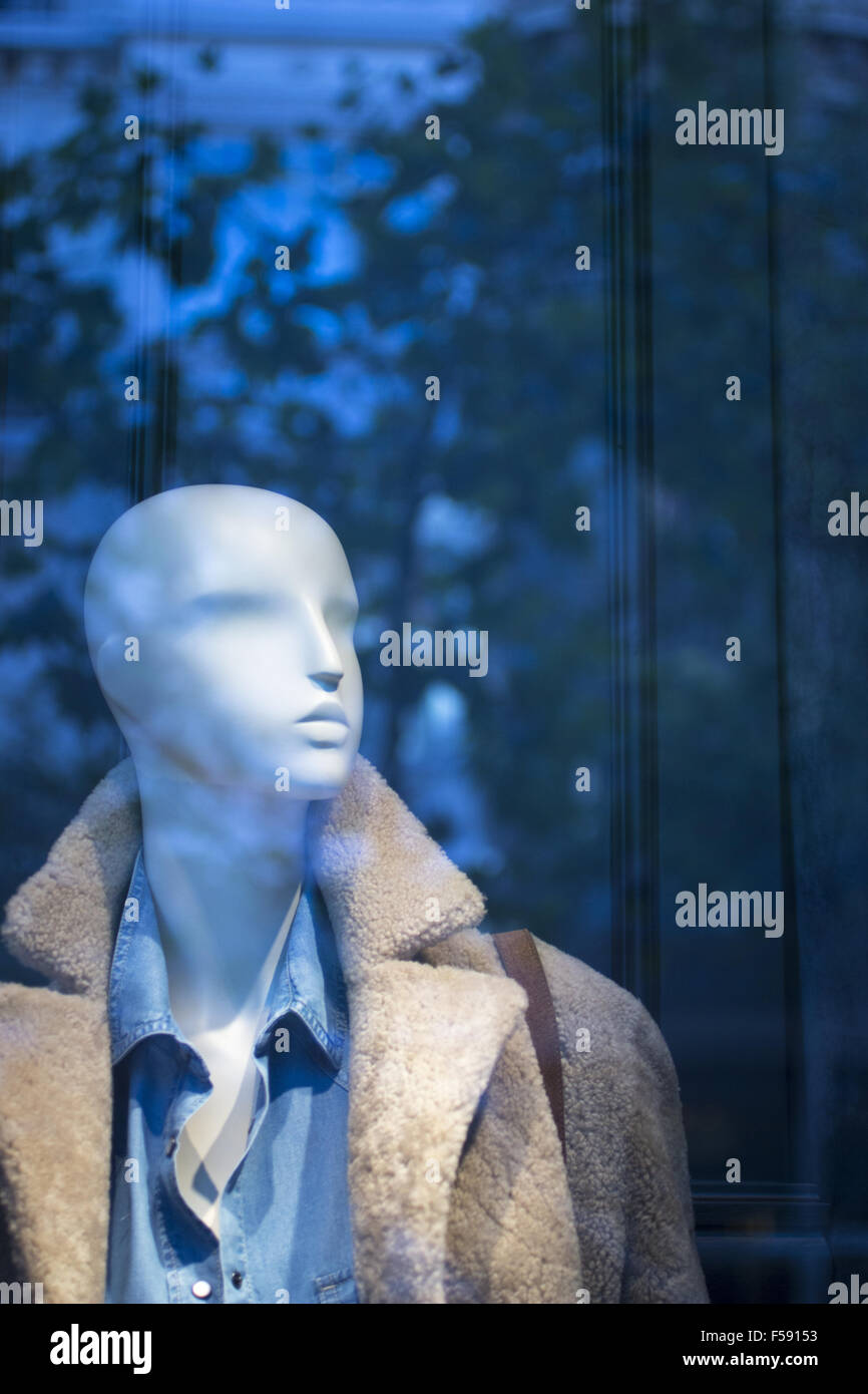 Boutique de mode mannequin à tête mannequin en vitrine boutique magasin photo artistique. Banque D'Images