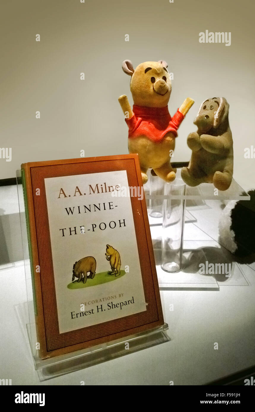 Rochester, New York, USA. 24 octobre, 2015. La Strong National Museum of Play. Livre Winnie l'Ourson antique et les animaux en peluche Banque D'Images