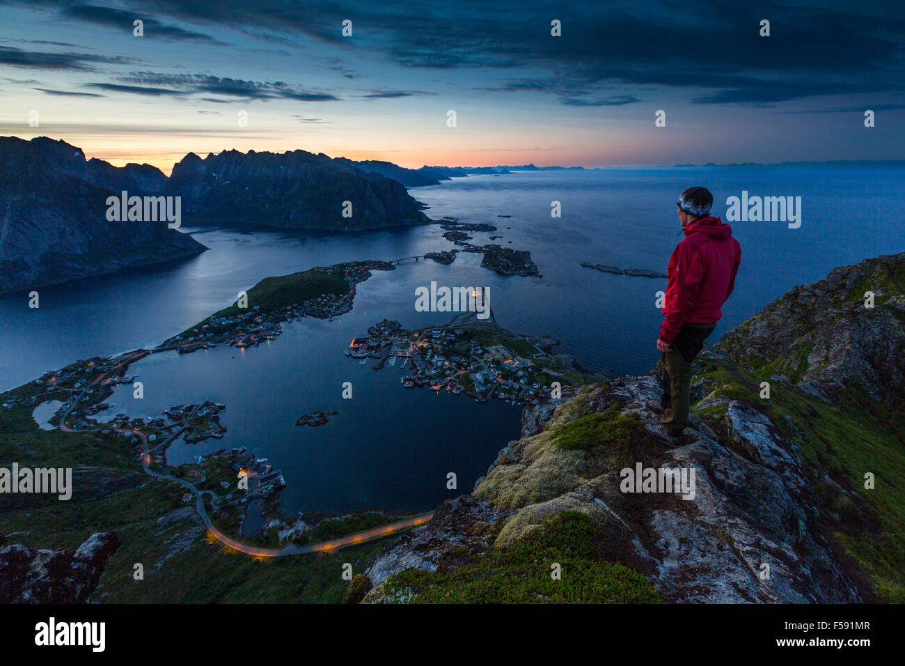 Vue du Reinebringen, Reinebriggen vers Reine et Reinefjord avec montagnes, soleil de minuit, Moskenes, Lofoten, Moskenesøy Banque D'Images