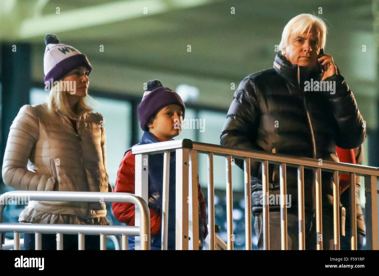 Lexington, Kentucky, USA. 30Th Oct, 2015. 30 octobre 2015 : Bob Baffert, formateur de Pharoah américain, montres matin entraînement en prévision de la Breeders' Cup Classic, avec sa femme Jill et son fils, à Keeneland Race Course à Lexington, Kentucky, le 30 octobre, 2015. Candice Chavez/ESW/CSM/Alamy Live News Banque D'Images