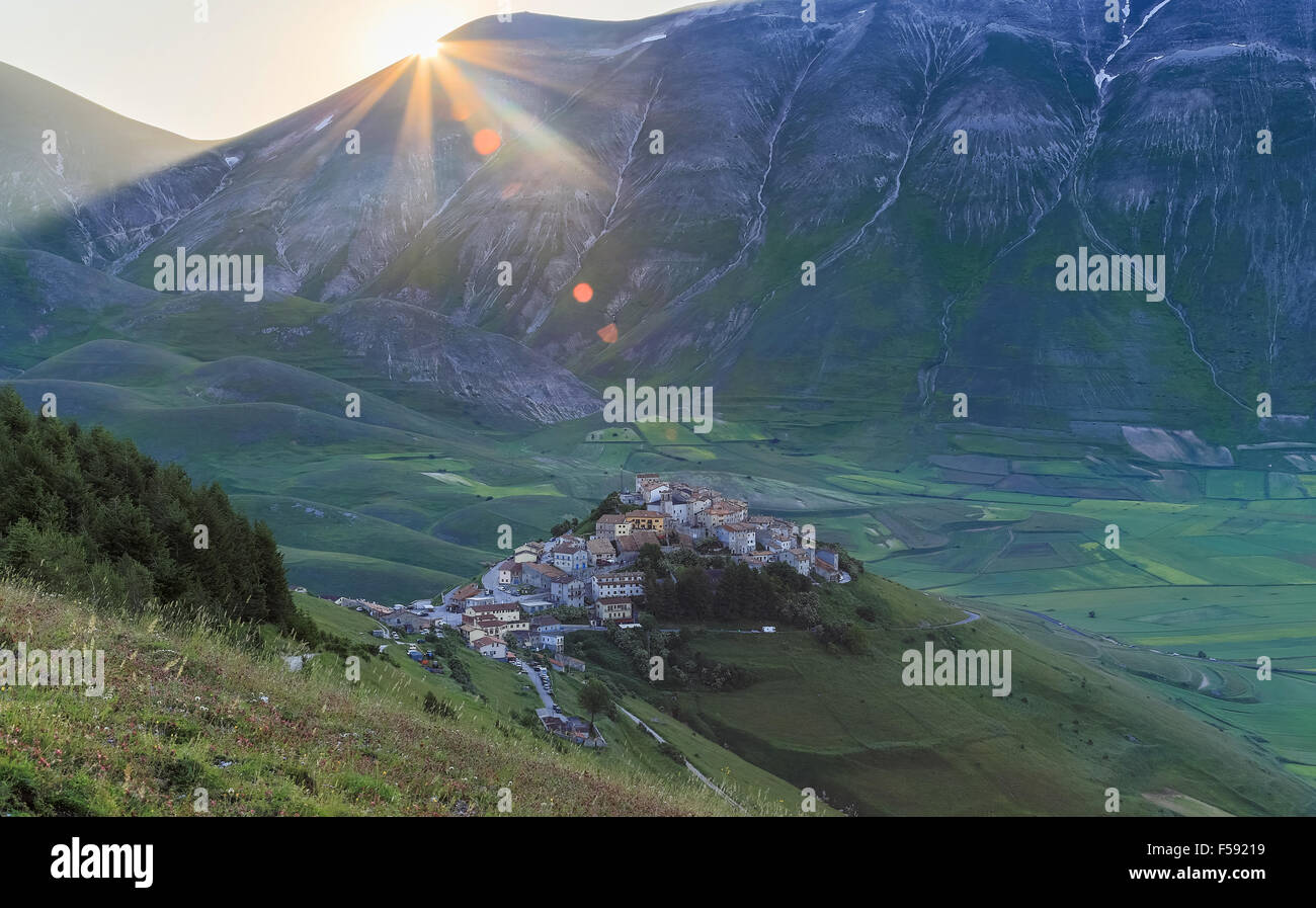 Lever du soleil à Castelluccio di Norcia, village de montagne, Piano Grande, parc national Monti Sibillini, Ombrie, Italie Banque D'Images