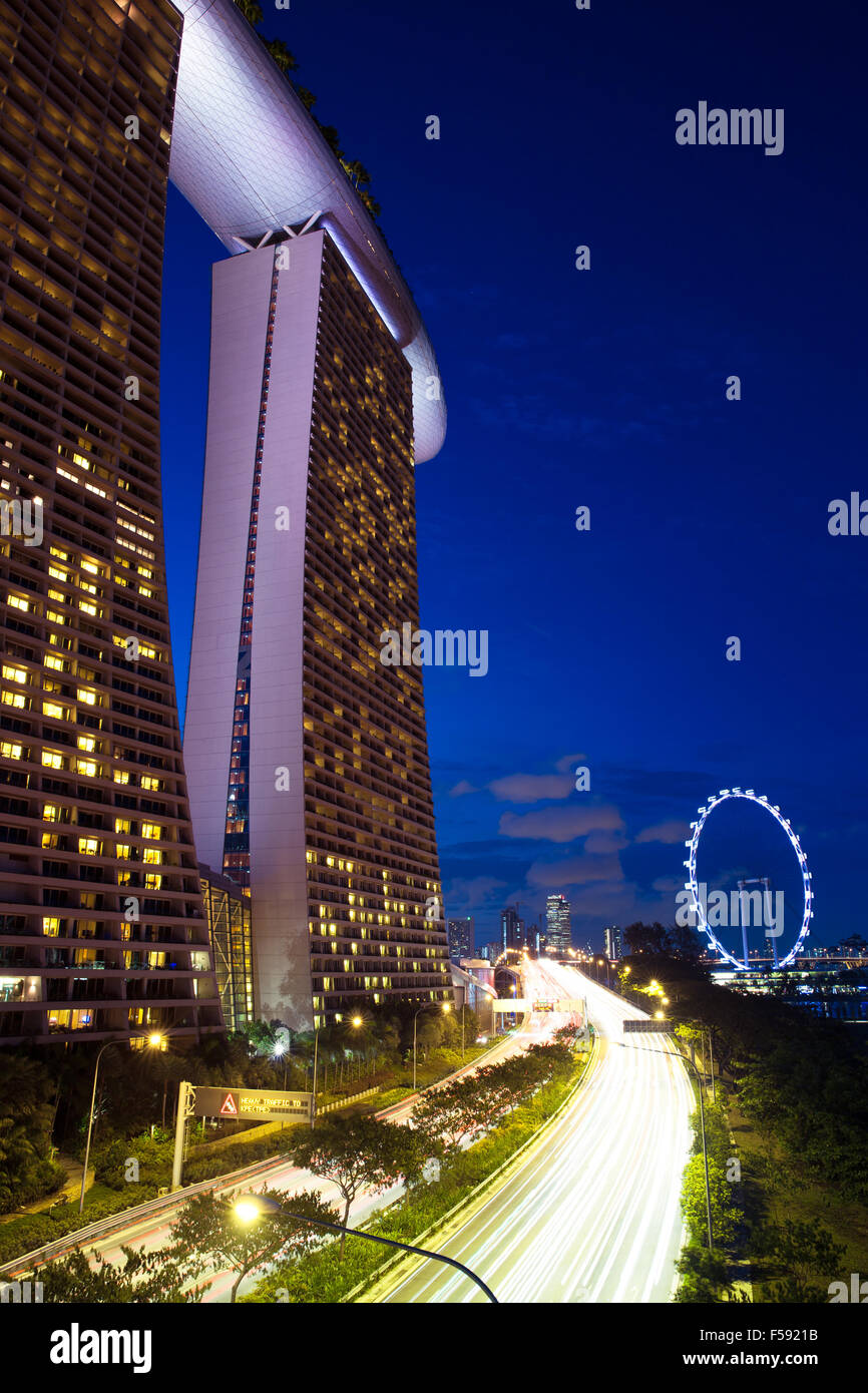 Singapour, Singapour - Juillet 9, 2013 : La vue de la route près de Marina Bay Sands Hotel, Singapore Flyer et le soir, 9 juillet 2013. Banque D'Images