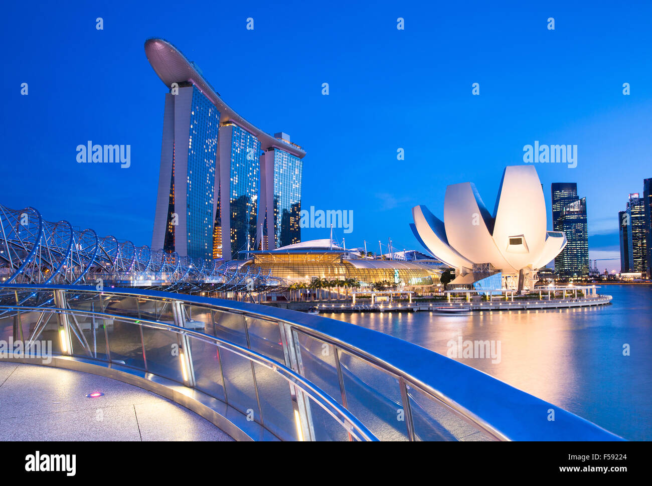 Singapour - 10 juillet : Marina Bay Sands Hotel, Musée ArtScience, Helix Bridge au 10 juillet 2013. Banque D'Images