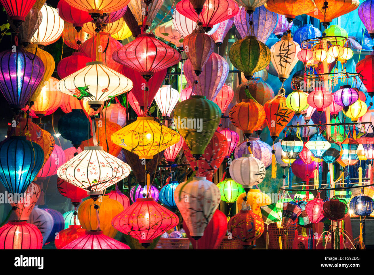 Lanternes traditionnelles shop la nuit, Hoi An, ville ancienne, UNESCO World Heritage Site, Vietnam. Banque D'Images