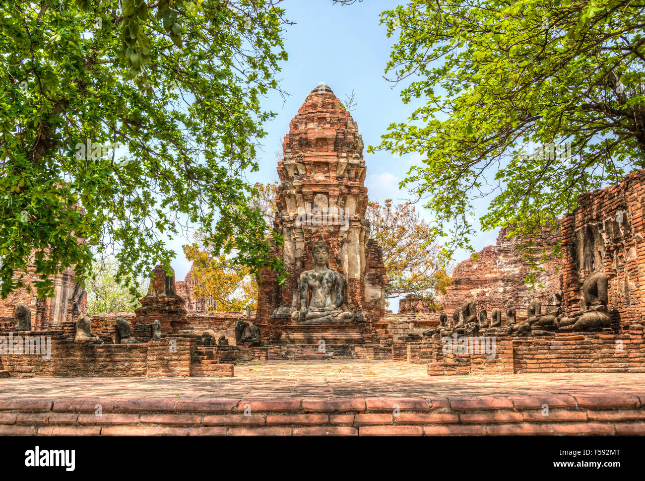Stupa et Temple complexe avec grande statue de Bouddha, Wat Mahathat, Ayutthaya, Wat Chang Phra Nakhon Si Ayutthaya, Thaïlande Banque D'Images
