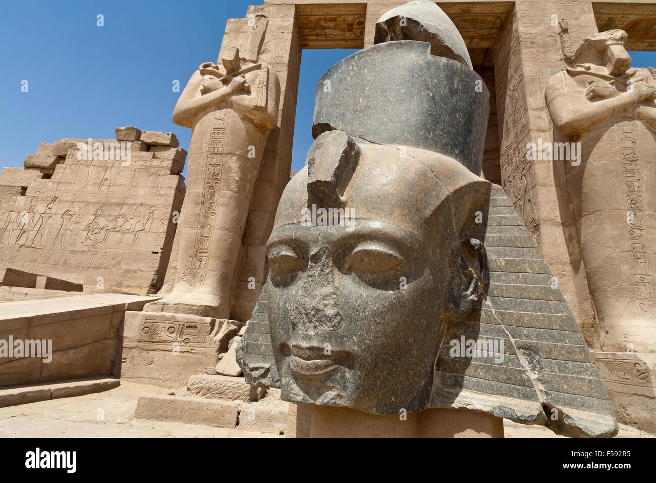 Tête de Ramsès 2 dans le Ramesseum, temple funéraire de Ramsès II sur la rive ouest du Nil à Louxor, Egypte Banque D'Images