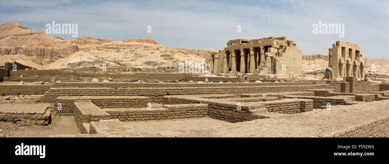Vue panoramique sur l'Ramesseum, temple funéraire de Ramsès II sur la rive ouest du Nil, collines thébaine à Louxor, Egypte Banque D'Images