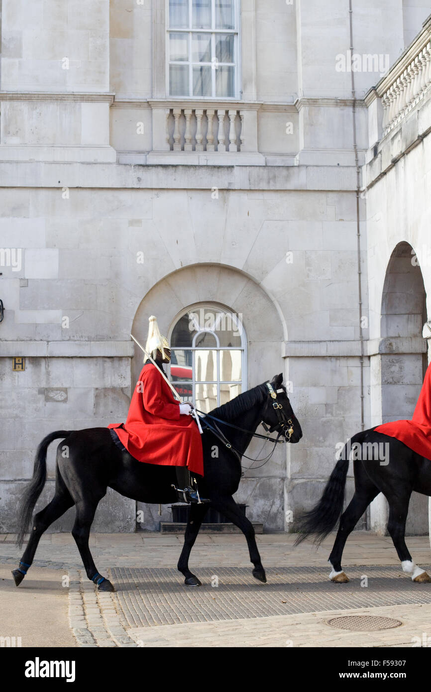 Horse Guards de retourner à d'équitation après service de sentinelle dans Whitehall London Banque D'Images
