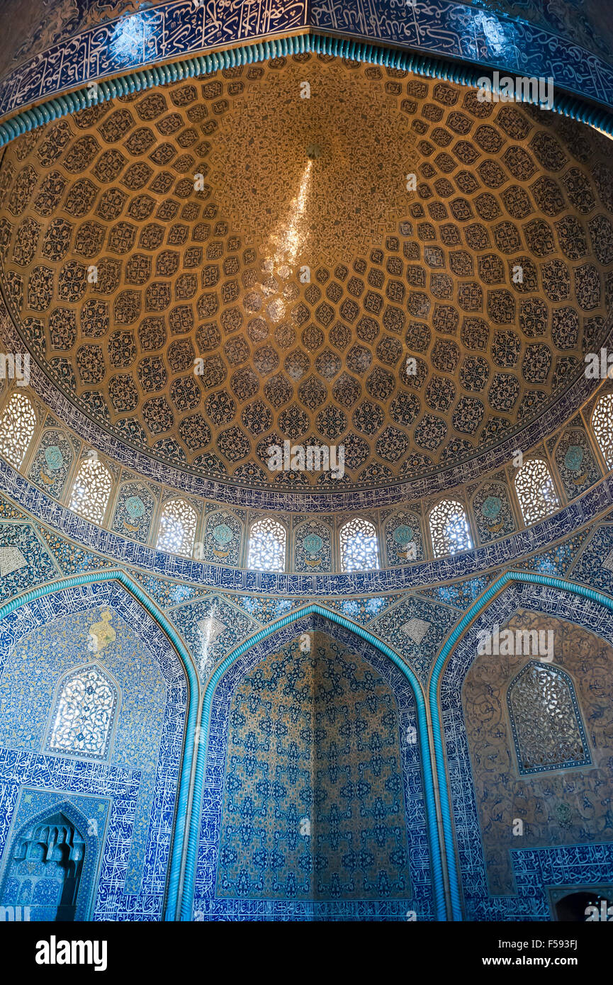 Intérieur avec dôme, cheikh Lotfollah Mosquée, Esfahan, Iran Banque D'Images