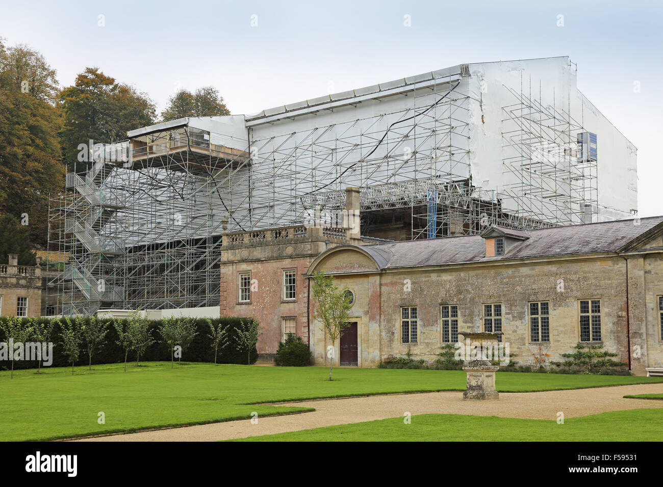 Une structure d'échafaudage de protection entoure Dyrham House, une demeure seigneuriale près de Bath au cours de grands travaux de rénovation en 2015 Banque D'Images