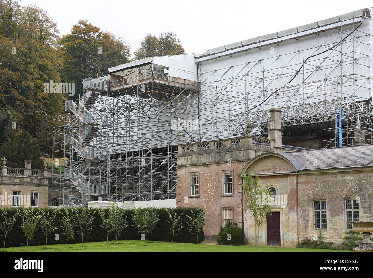 Une structure d'échafaudage de protection entoure Dyrham House, une demeure seigneuriale près de Bath au cours de grands travaux de rénovation en 2015 Banque D'Images