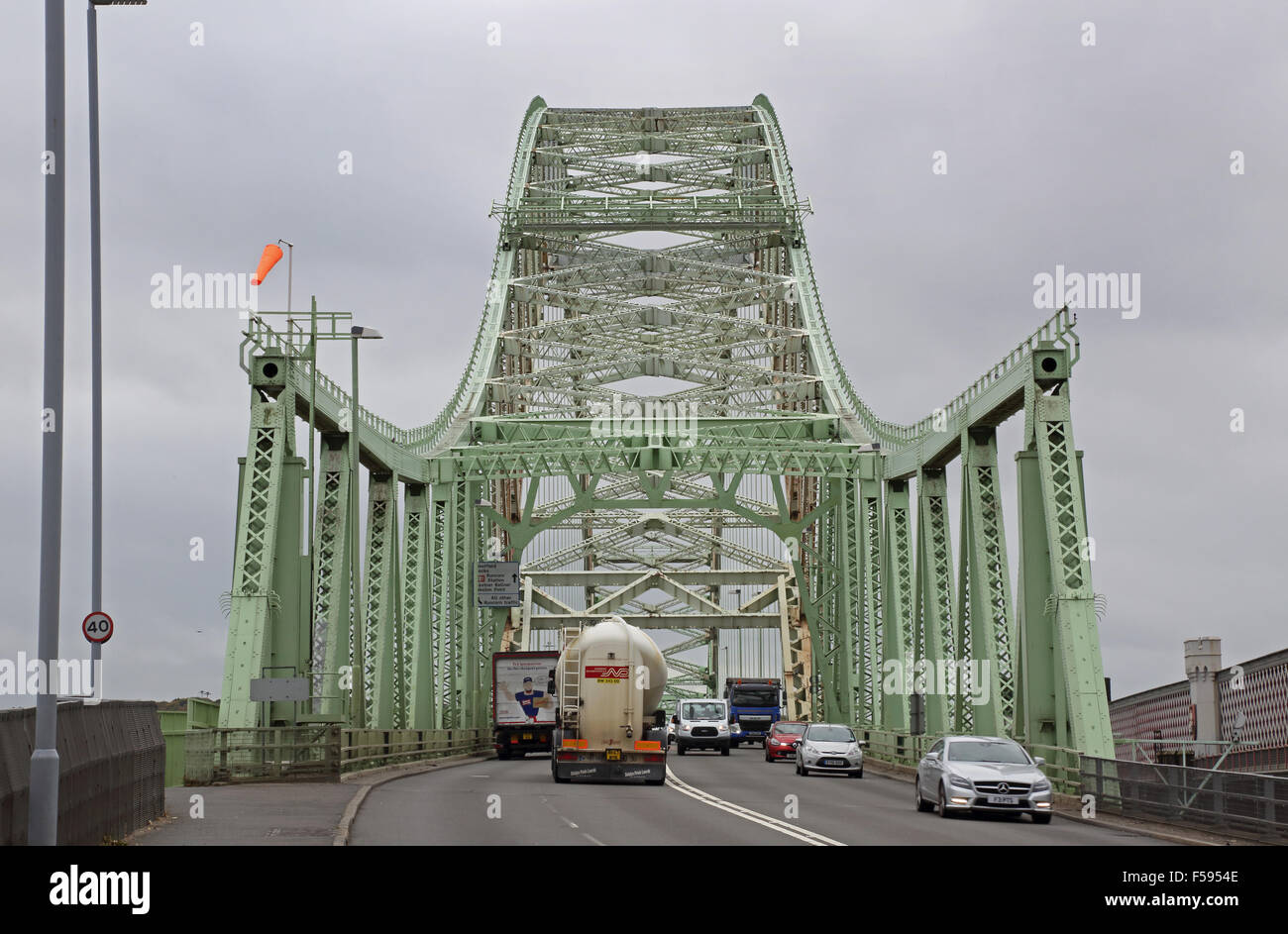Le trafic traversant le Silver Jubilee Bridge sur la rivière Mersey à Runcorn, UK. Vue du pont du nord. Banque D'Images