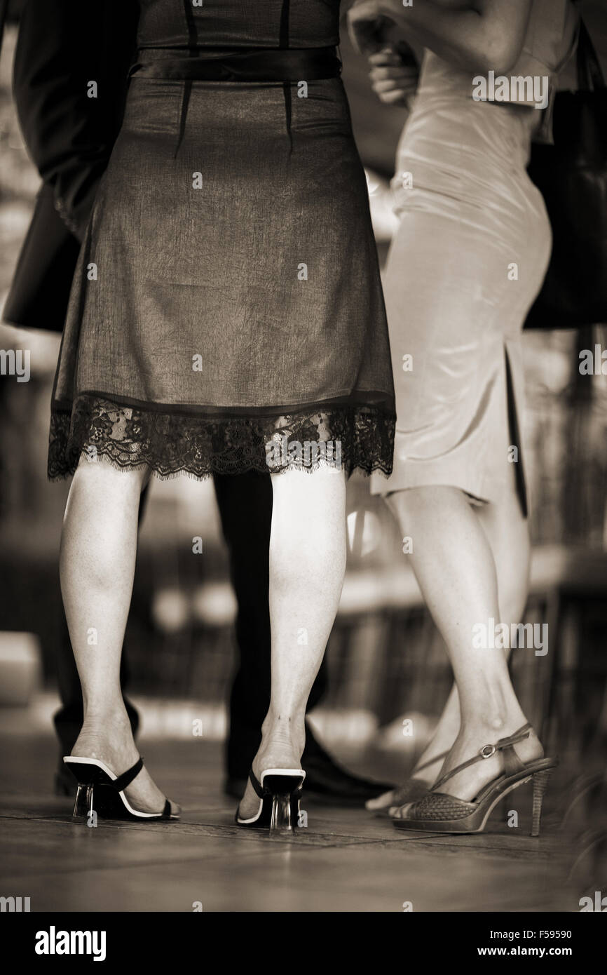 Pieds et Jambes de jeunes femmes en invité de mariage hautes chaussures de  talon et robe de cocktail de réception de mariage sépia Noir et blanc photo  couleur Photo Stock - Alamy