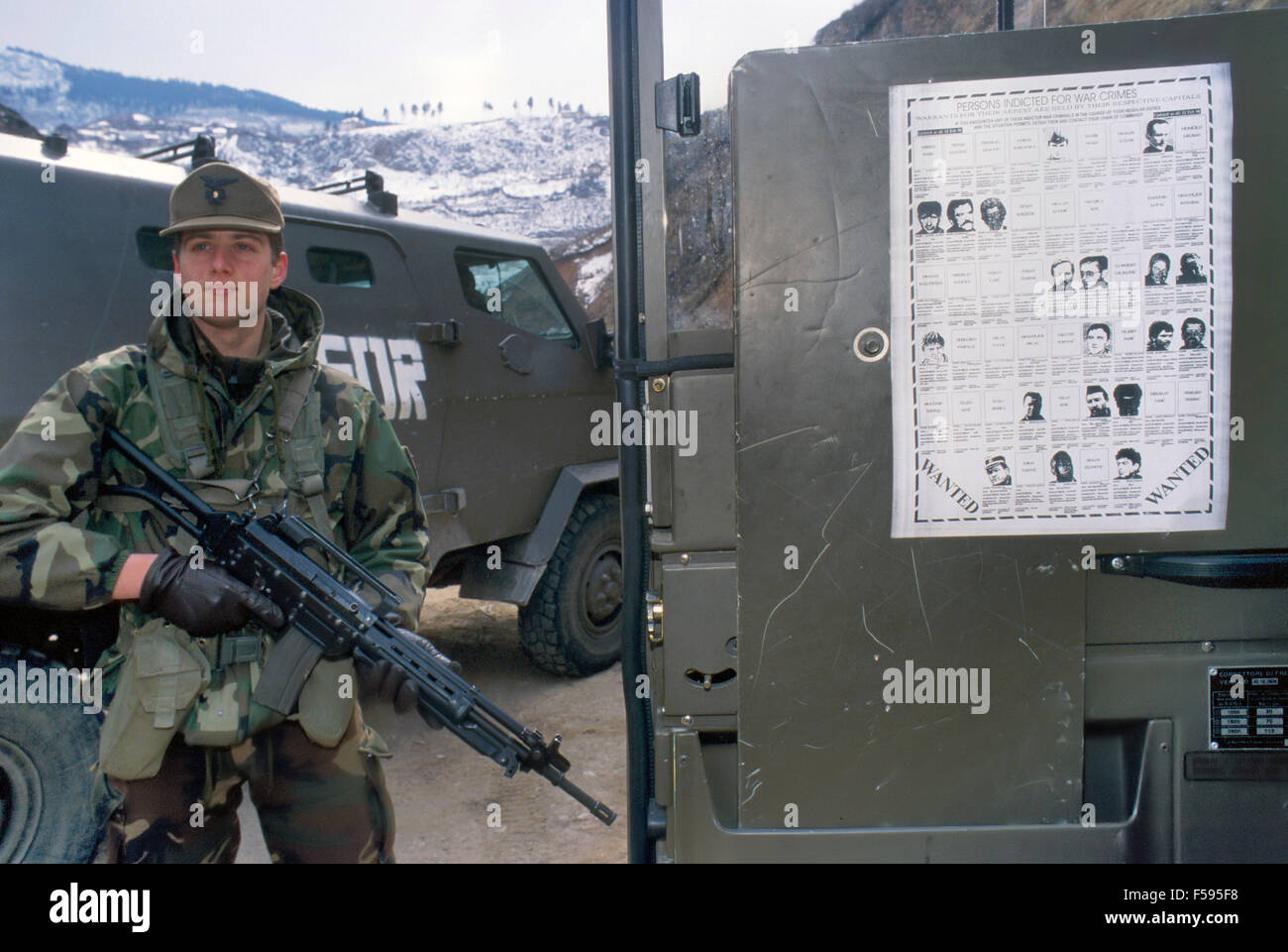 Intervention de l'OTAN en Bosnie-Herzégovine après Dayton, l'armée italienne les troupes de montagne patrouille près de Sarajevo, l'affiche avec voulait que les criminels de guerre - l'OTAN est en Bosnie-Herzégovine, alpini dans pattuglia nei dintorni di Sarajevo, manifesto con i criminali di guerra ricercati Banque D'Images
