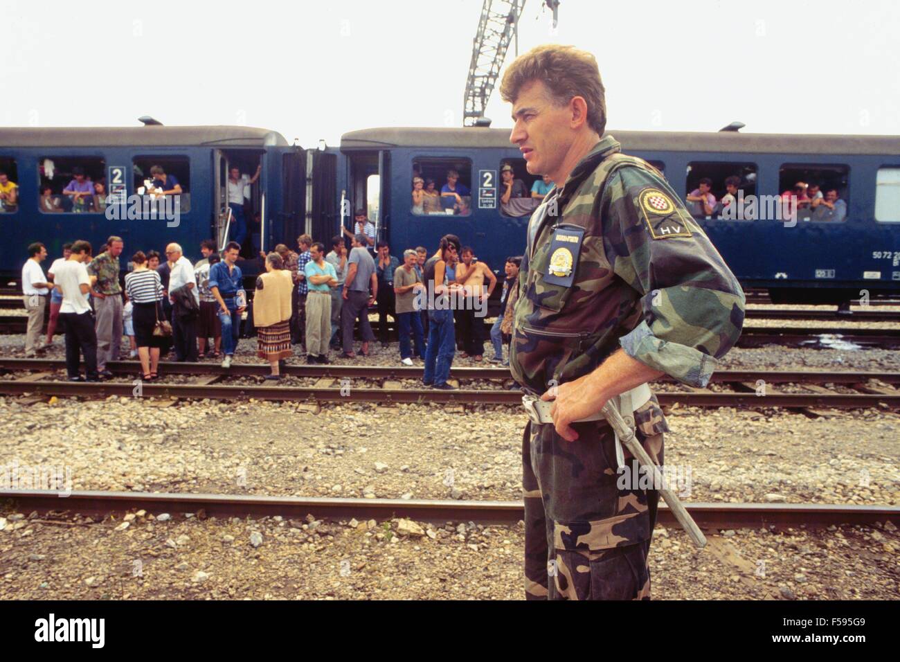 La guerre dans l'ex-Yougoslavie, en train de réfugiés bosniaques  s'échappant de nettoyage ethnique des Serbes en Croatie bloqués (juillet  1992 Photo Stock - Alamy