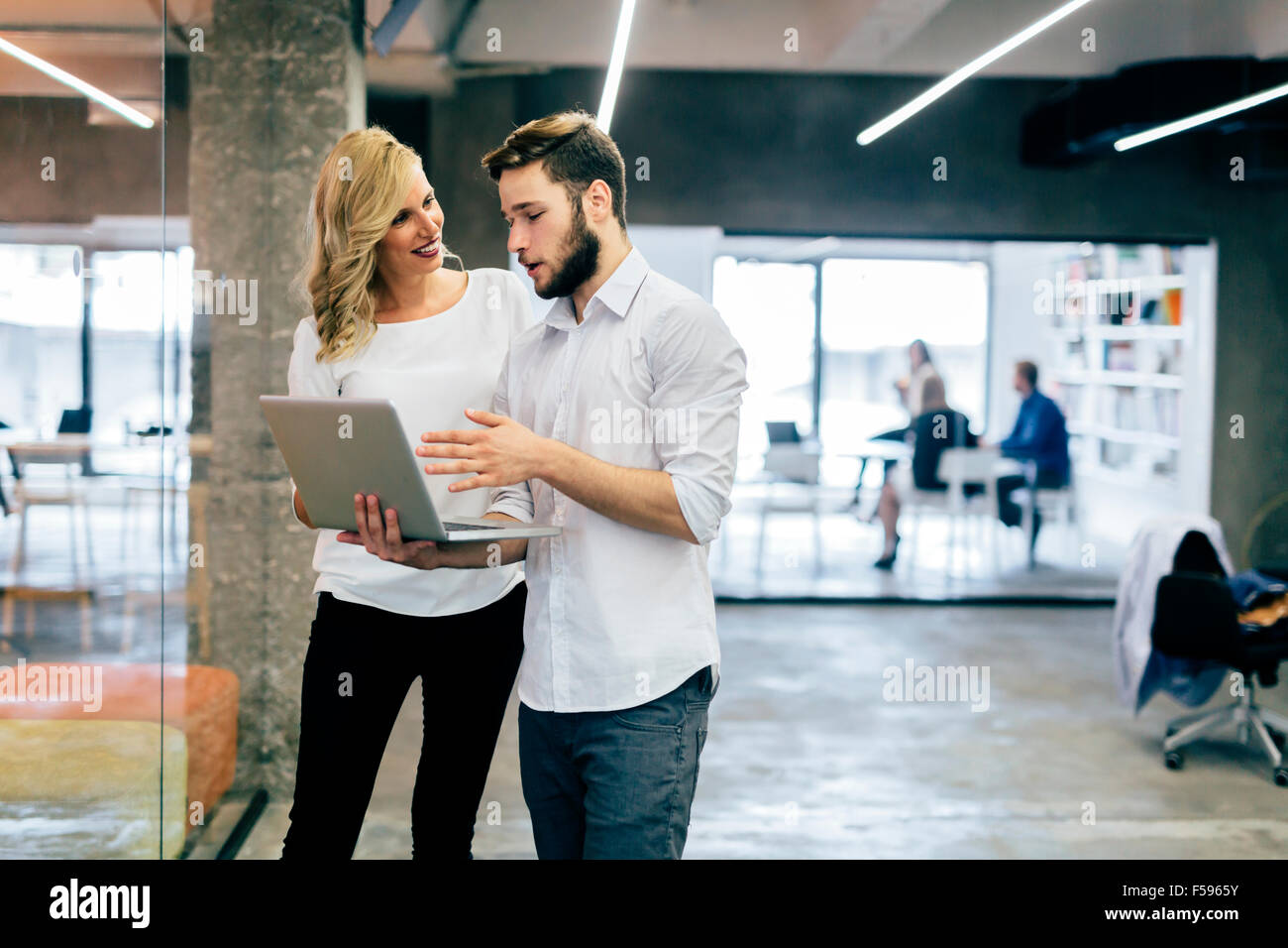 Business de nouvelles idées et de remue-méninges dans un bureau moderne Banque D'Images