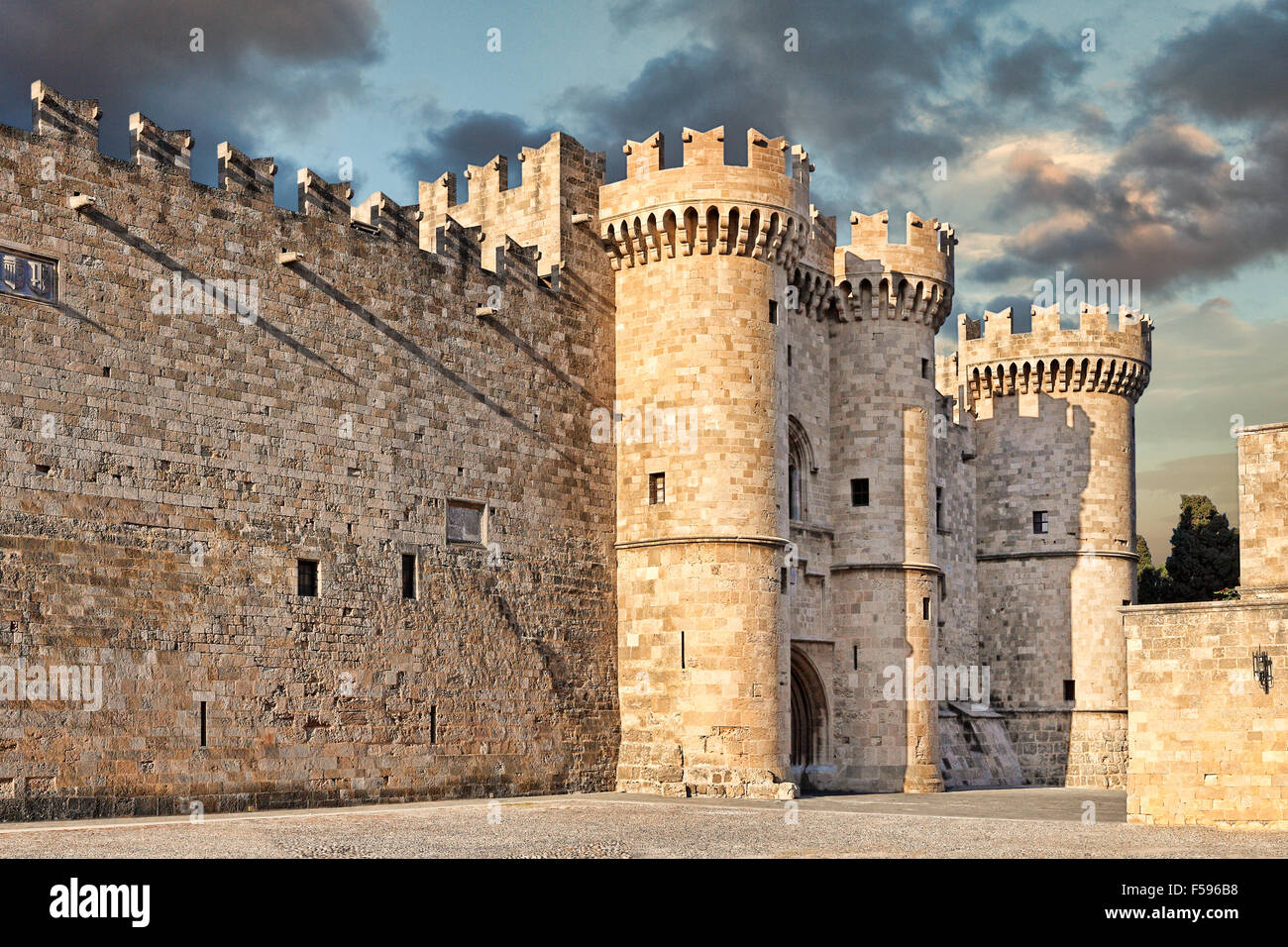 Le Palais du Grand Maître des Chevaliers est un château médiéval dans la vieille ville de Rhodes, Grèce Banque D'Images