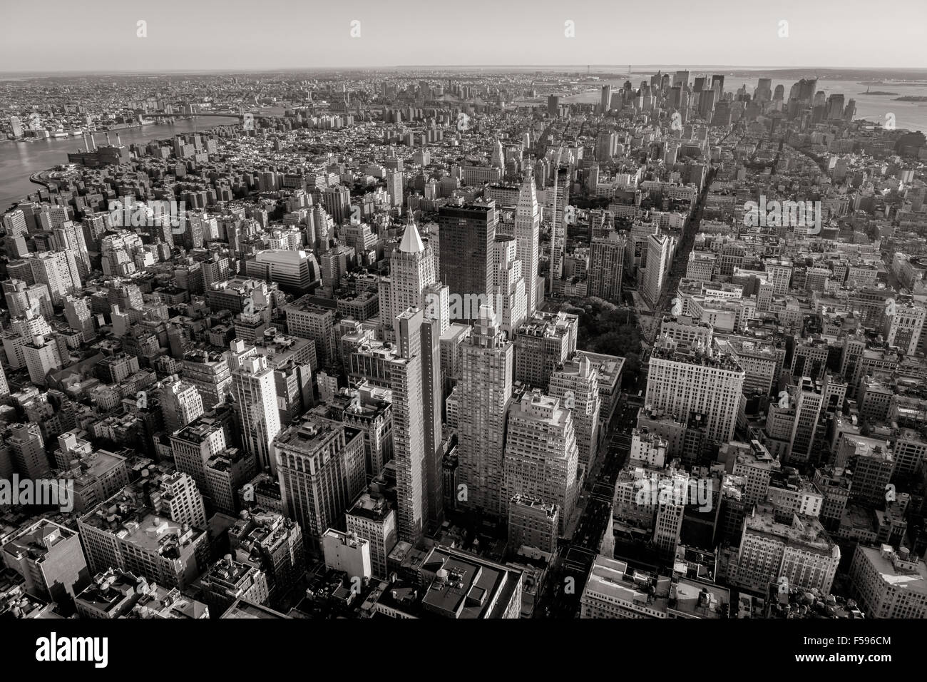 Le noir et blanc vue aérienne de New York avec les gratte-ciel de Midtown, Chelsea, East Village et le Lower Manhattan. NYC Banque D'Images