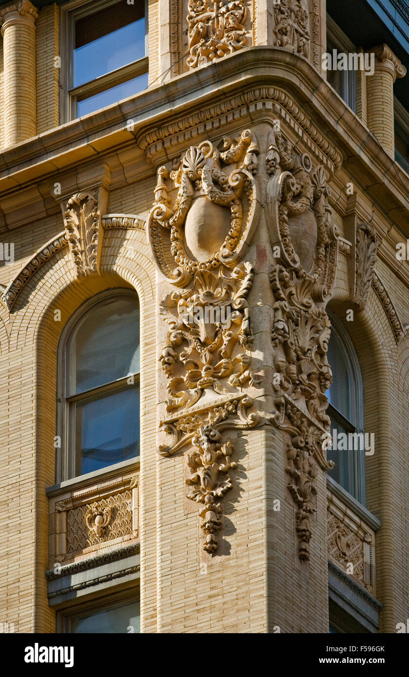 Des détails architecturaux d'une façade de l'immeuble de Soho avec ornements en terre cuite. Manhattan, New York City Banque D'Images