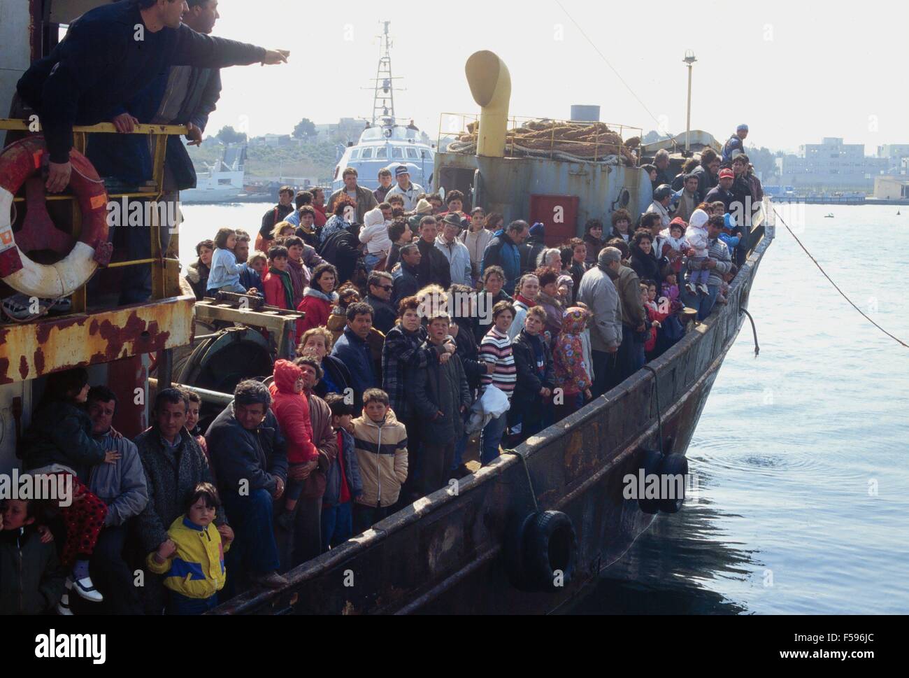 Réfugiés albanais des terres dans le port de Brindisi (Italie, juin 1997) Banque D'Images