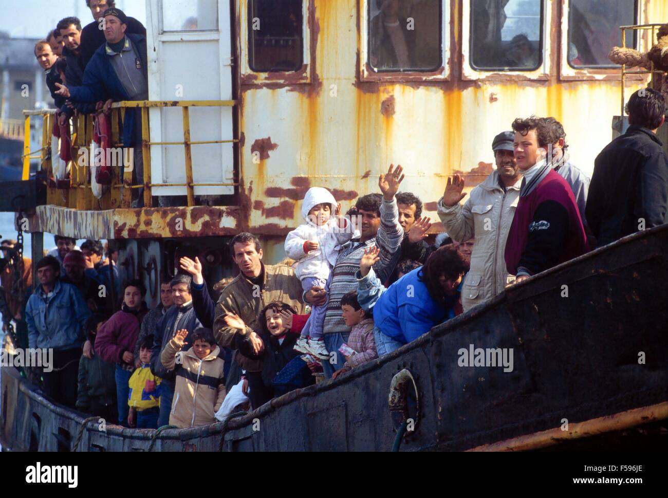 Réfugiés albanais des terres dans le port de Brindisi (Italie, juin 1997) Banque D'Images